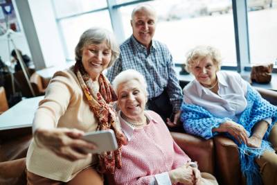 Seniors prenant un selfie dans une résidence